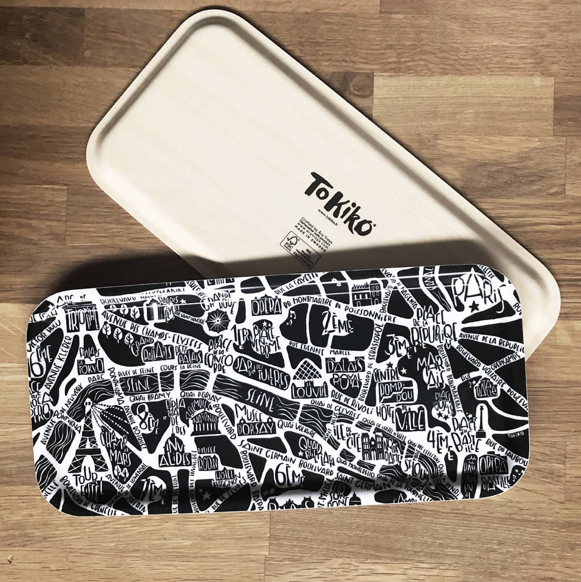 plateau en bois. Plan de ville de Paris par Tokiko